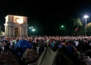 Молдаване опять штурмуют здание Правительства