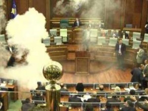 В Косово оппозиция применила слезоточивый газ для блокировки работы парламента