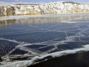 На Байкале под лед провалился автомобиль с пассажирами