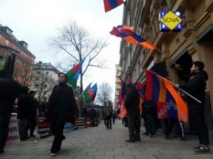 Армяне встретили азербайджанцев в Швеции с флагами Карабаха