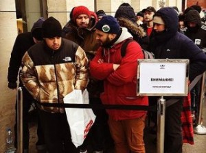 В Москве выстроилась очередь за кроссовками мужа Ким Кардашян