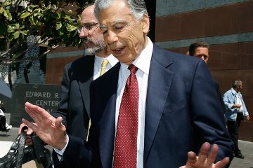 Кирк Кркорян оградил свое наследство от посягательств армянских чиновников