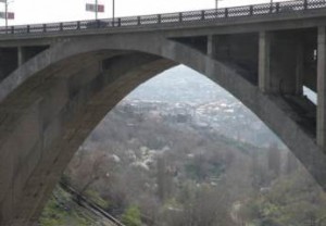 В Ереване с Киевского моста бросился мужчина
