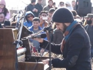 В Гюмри начался благотворительный концерт Тиграна Амасяна в поддержку бездомным семьям города