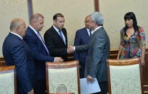 Вопрос о прямом сотрудничестве с властями расколол парламентскую фракцию «Процветающей Армении»