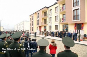 Президент Саакян поздравил военнослужащих с новосельем в поселке Матагис