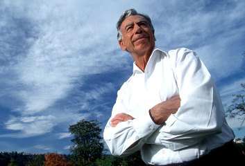 На премии «Оскар» почтили память Кирка Керкоряна