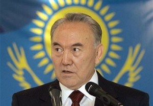И Назарбаев тужится