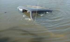 Спасатели вытащили из реки Мармарик автомобиль "ГАЗ"