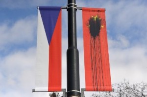 Чешские радикалы испортили баннеры, которыми приветствовали Си Цзиньпина в Чехии