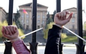 В Ереване митингующие привязали себя веревкой к ограде парламента