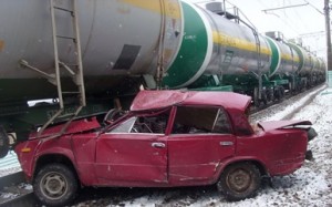 В Армении поезд протаранил легковую машину