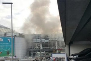 В брюссельском аэропорту раздались взрывы