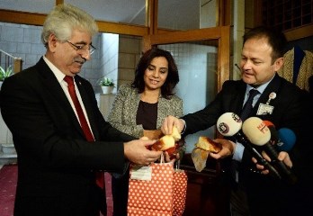 Депутат-армянка «поборолась» пасхальными яйцами в парламенте Турции