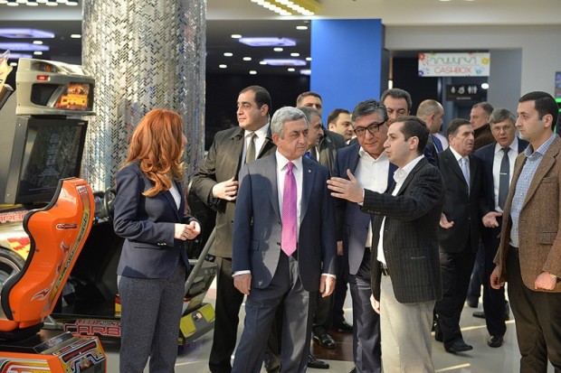 Серж Саргсян принял участие в церемонии открытия нового торгового центра «Россия Мол»