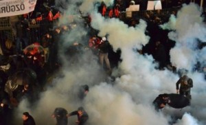 Турецкая полиция применила слезоточивый газ и водометы против сотен сторонников газеты Zaman