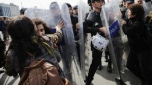 Турецкая полиция обстреляла резиновыми пулями женщин, собравшихся на митинге в Стамбуле