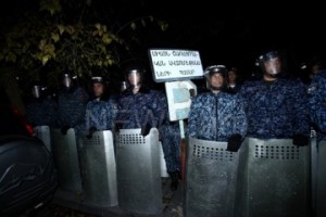 Митингующие в Ереване двинулись к офису делегации ЕС