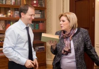 Министры культуры России и Армении открыли в Москве выставку