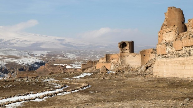 В Ани слышен только ветер из ущелья на границе с Арменией: BBC