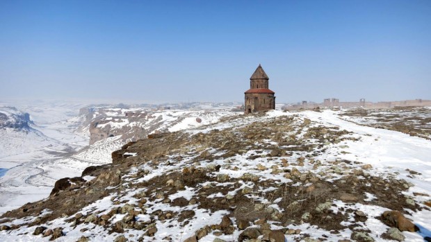 В Ани слышен только ветер из ущелья на границе с Арменией: BBC