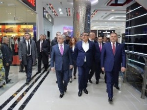 Серж Саргсян принял участие в церемонии открытия нового торгового центра «Россия Мол»