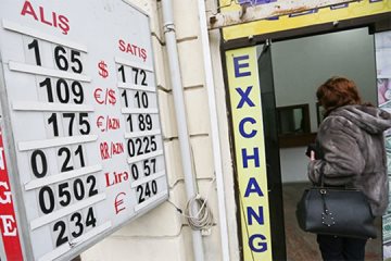 Азербайджанский манат может подешеветь еще на 10%: Bloomberg