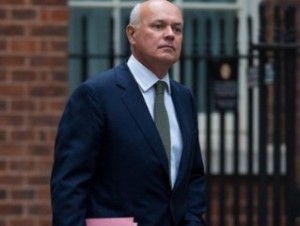 Министр труда Британии подал в отставку из-за несогласия с урезанием социальных льгот