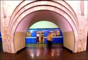 Цветы от военнослужащих и выступление духового оркестра ждут пассажирок ереванского метро