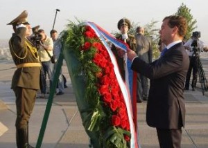 Медведев возложил венок к мемориалу памяти Геноцида армян