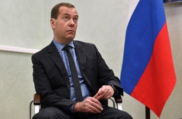 Медведев прибыл в Баку из Еревана