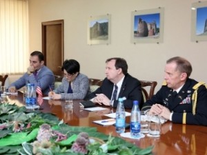 Министр обороны Армении и посол США обсудили ситуацию в зоне карабахского конфликта