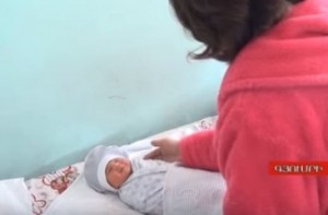 В Гюмри новорожденного назвали именем погибшего танкиста (Видео)