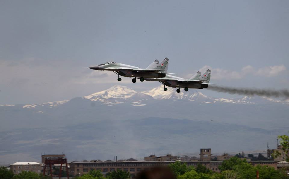 Российские летчики начали отрабатывать в Армении фигуры высшего пилотажа на МиГ-29
