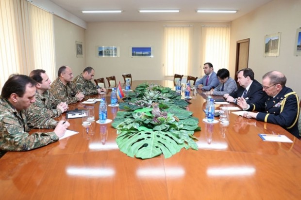 Министр обороны Армении и посол США обсудили ситуацию в зоне карабахского конфликта