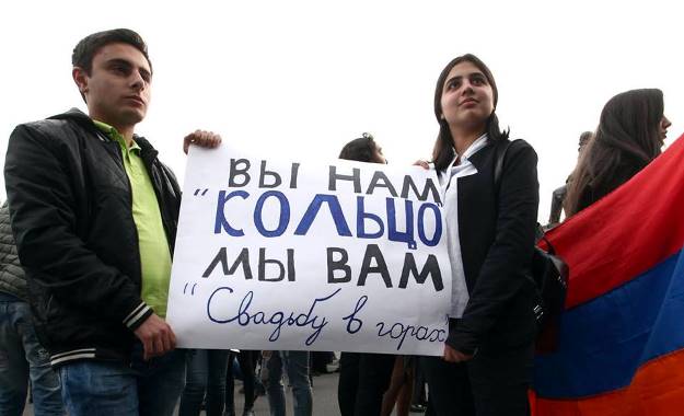 Протестующие в Ереване закидали посольство России мелочью и яйцами