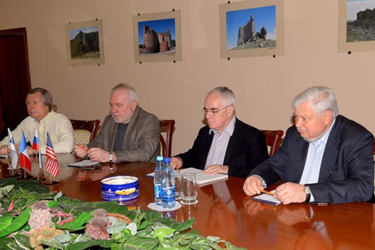 Министр обороны Армении представил сопредседателям МГ военные преступления азербайджанской армии в НКР