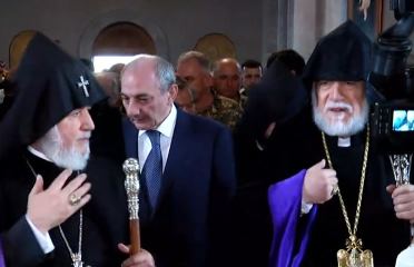 Католикосы Гарегин II и Арам I отслужили литургию в соборе Святого Христа Всеспасителя в Шуши