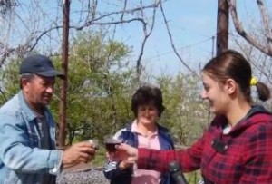 Этот народ не победим!: Карабахцы даже под артобстрелами и бомбежками накрывают столы и угашают гостей вином
