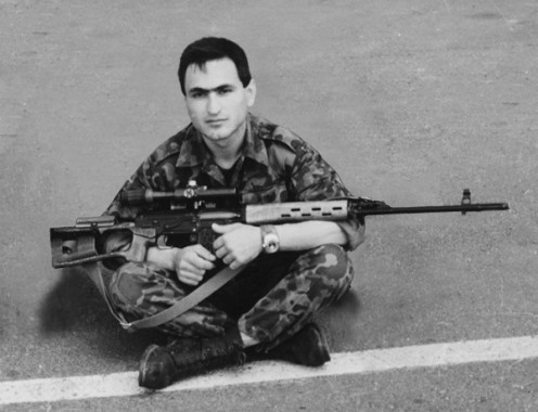 Старик-азербайджанец дал оружие Вардану: «Вы, а не наши, достойны носить это оружие!»