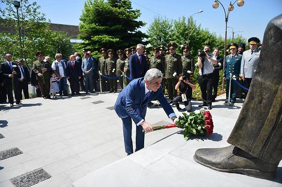 В Ереване открыт памятник маршалу Амазаспу Бабаджаняну