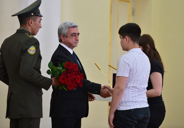 Президент Армении передал семьям погибших военнослужащих и добровольцев высшие государственные награды