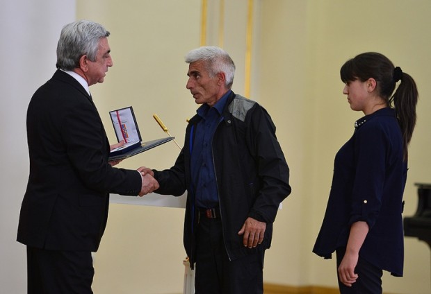 Президент Армении передал семьям погибших военнослужащих и добровольцев высшие государственные награды