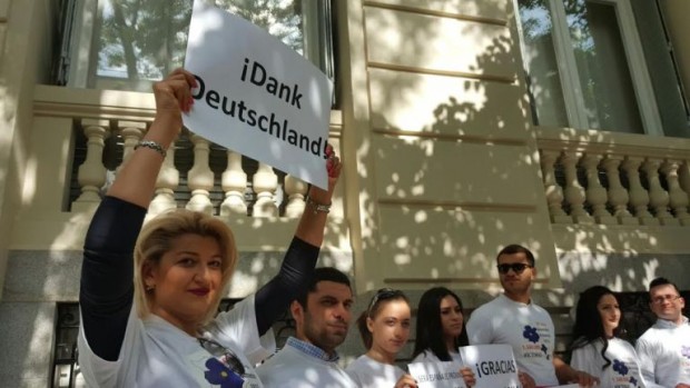 У здания посольства Германии в Испании армяне благодарили немцев в связи с принятием резолюции