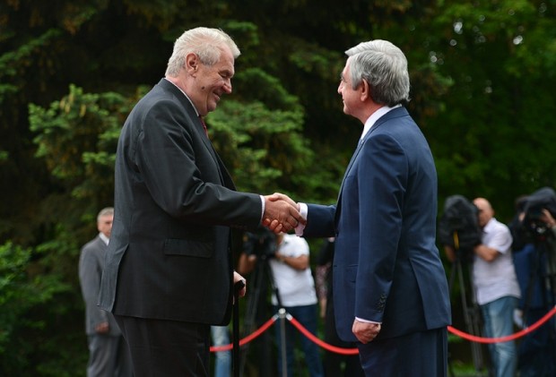 В резиденции президента Армении состоялись официальные проводы президента Чехии Милоша Земана