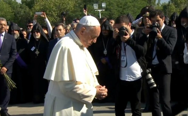 Папа Римский Франциск возложил белые розы в память о жертвах Геноцида армян