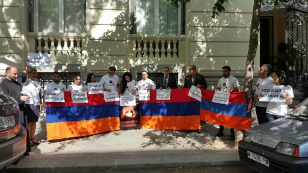 У здания посольства Германии в Испании армяне благодарили немцев в связи с принятием резолюции