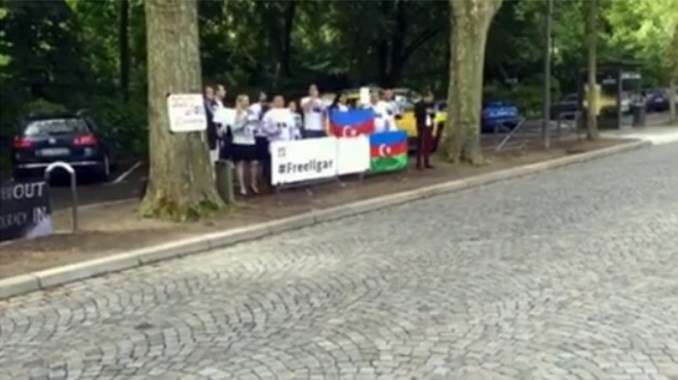 Надежда Савченко присоединилась к акции протеста против властей Азербайджана в Страсбурге