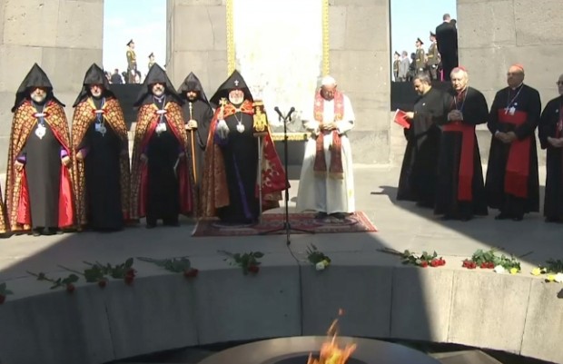 Папа Римский Франциск возложил белые розы в память о жертвах Геноцида армян