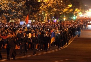 В центре Еревана тысячи митингующих скандируют "Армения без Сержика"